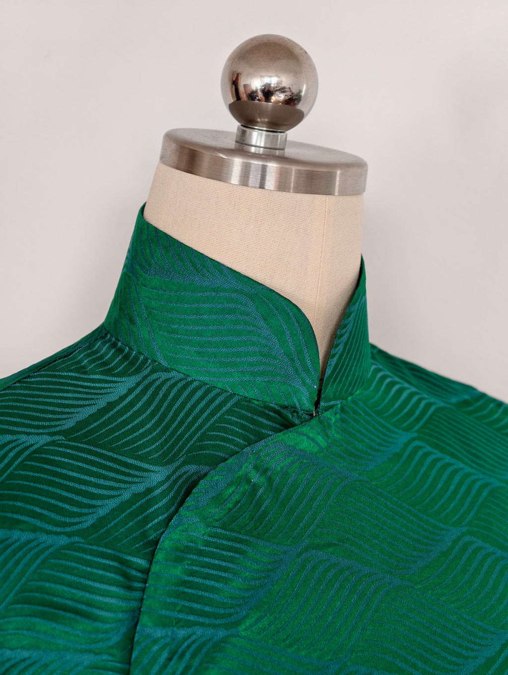 Qipao « vert émeraude », esprit hongkongais des années 60