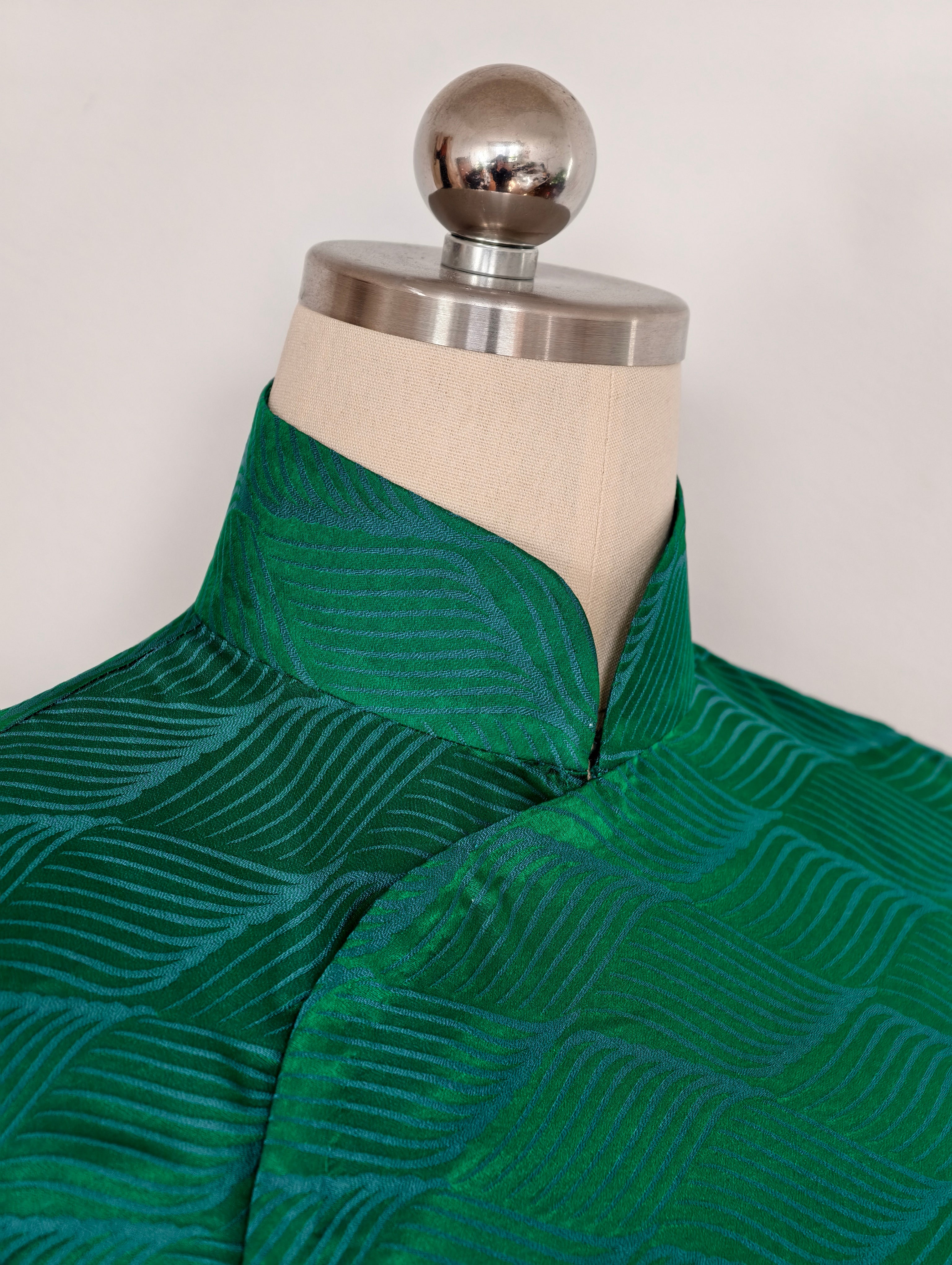 Qipao « vert émeraude », esprit hongkongais des années 60