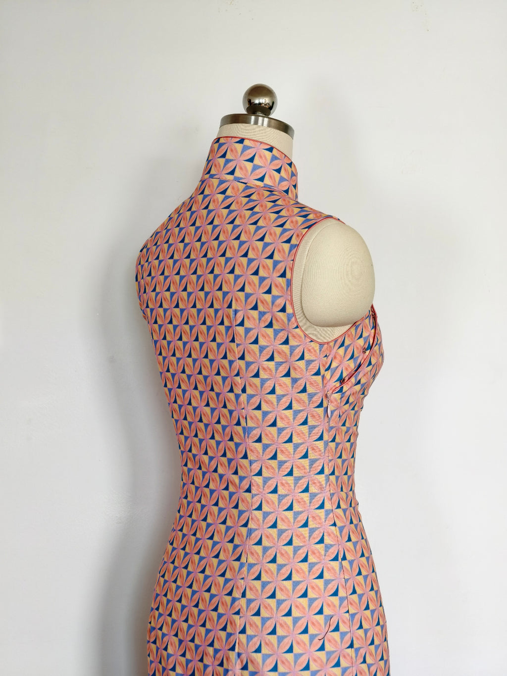 Qipao «Mosaïque magique», esprit hongkongais des années 60