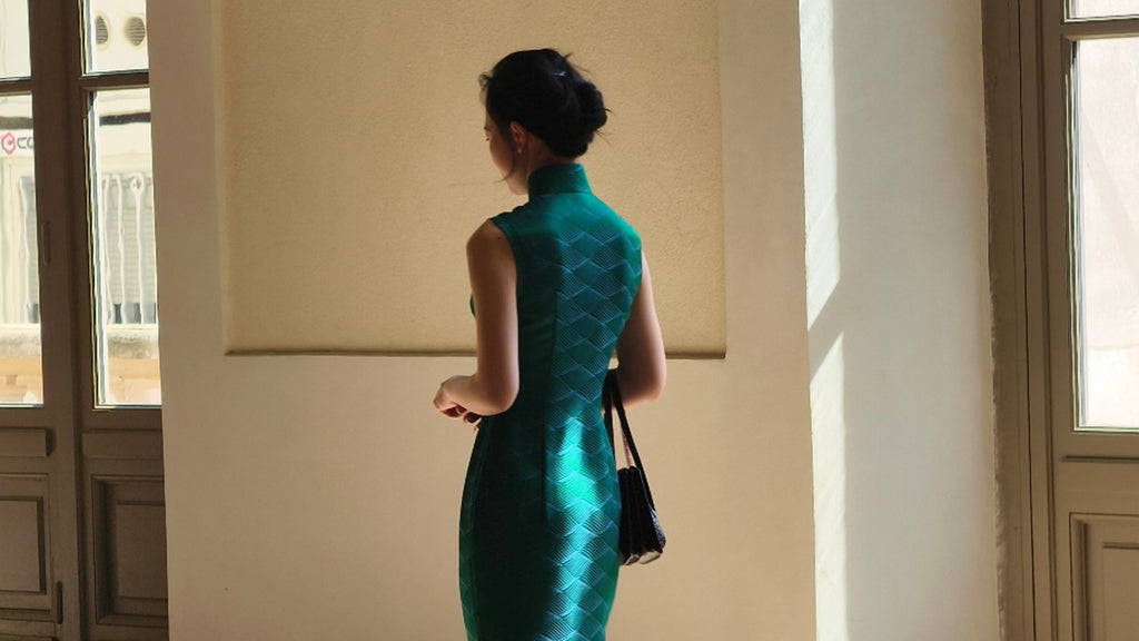 Qipao « vert émeraude », esprit hongkongais des années 60