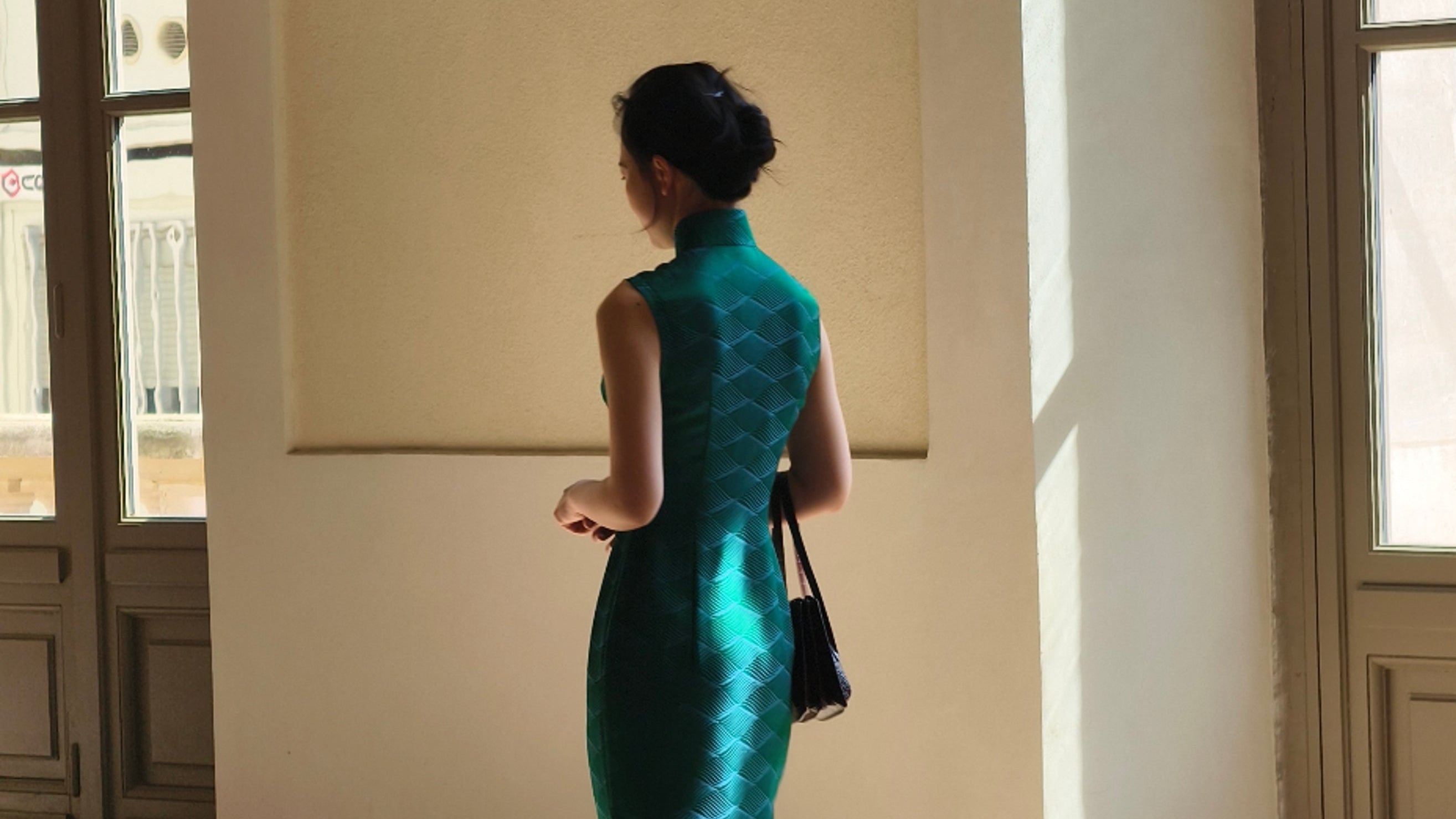 Qipao « vert émeraude », esprit hongkongais des années 60