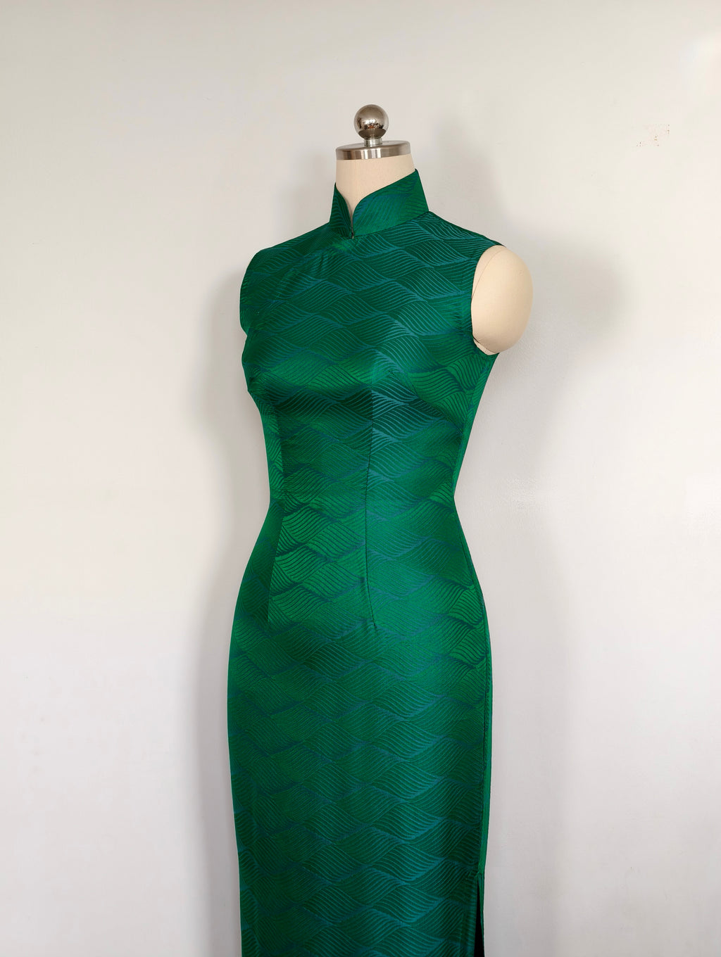 Qipao « vert émeraude », esprit hongkongais des années 60