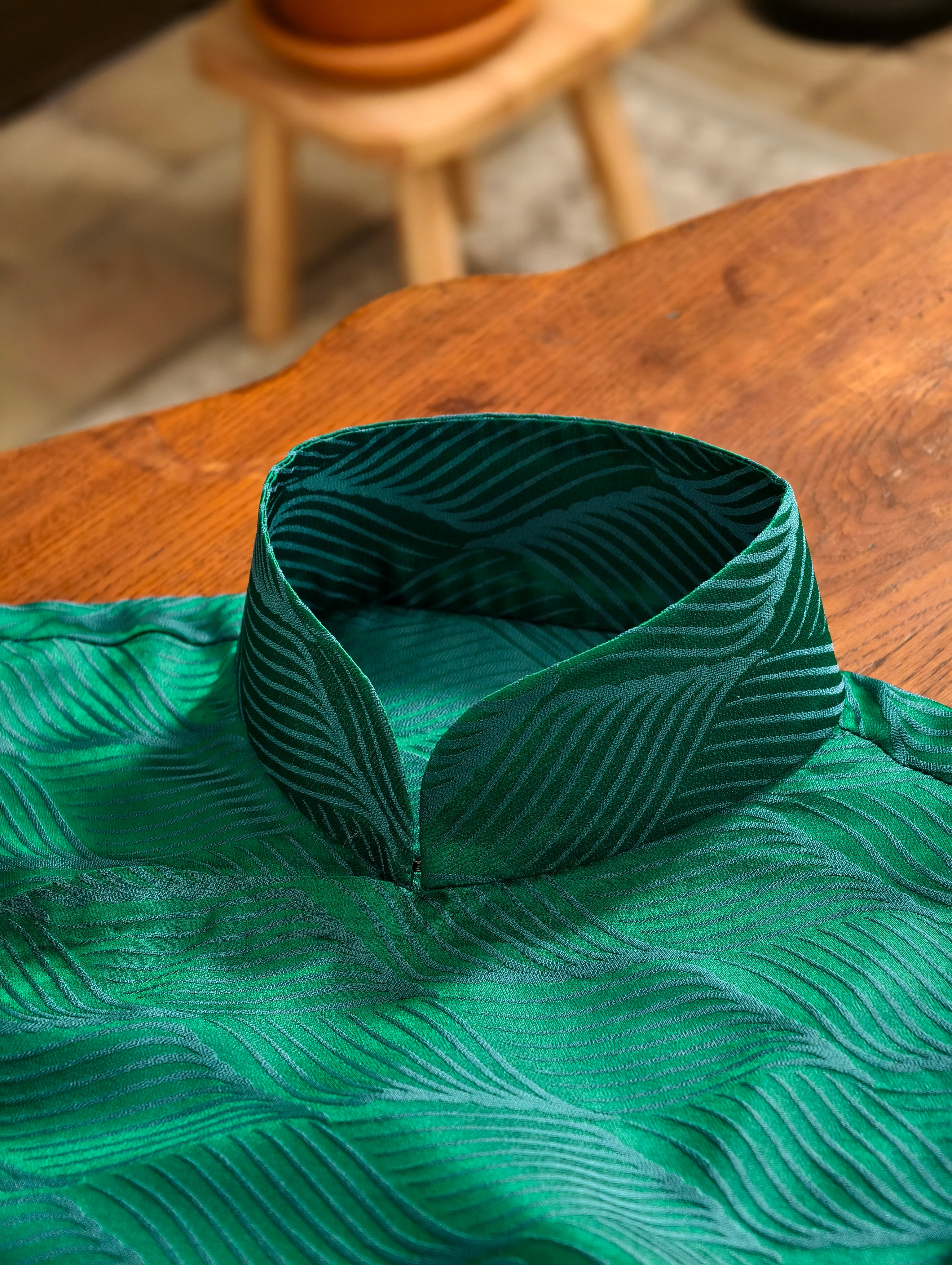 Qipao « vert émeraude », esprit hongkongais des années 60