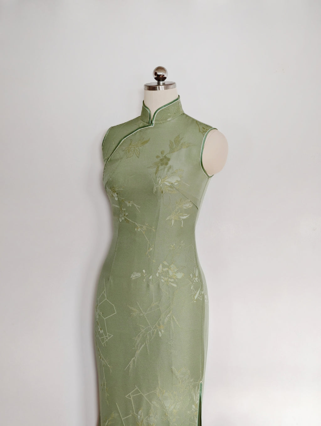 Qipao «Thé vert Longjing», esprit hongkongais des années 60