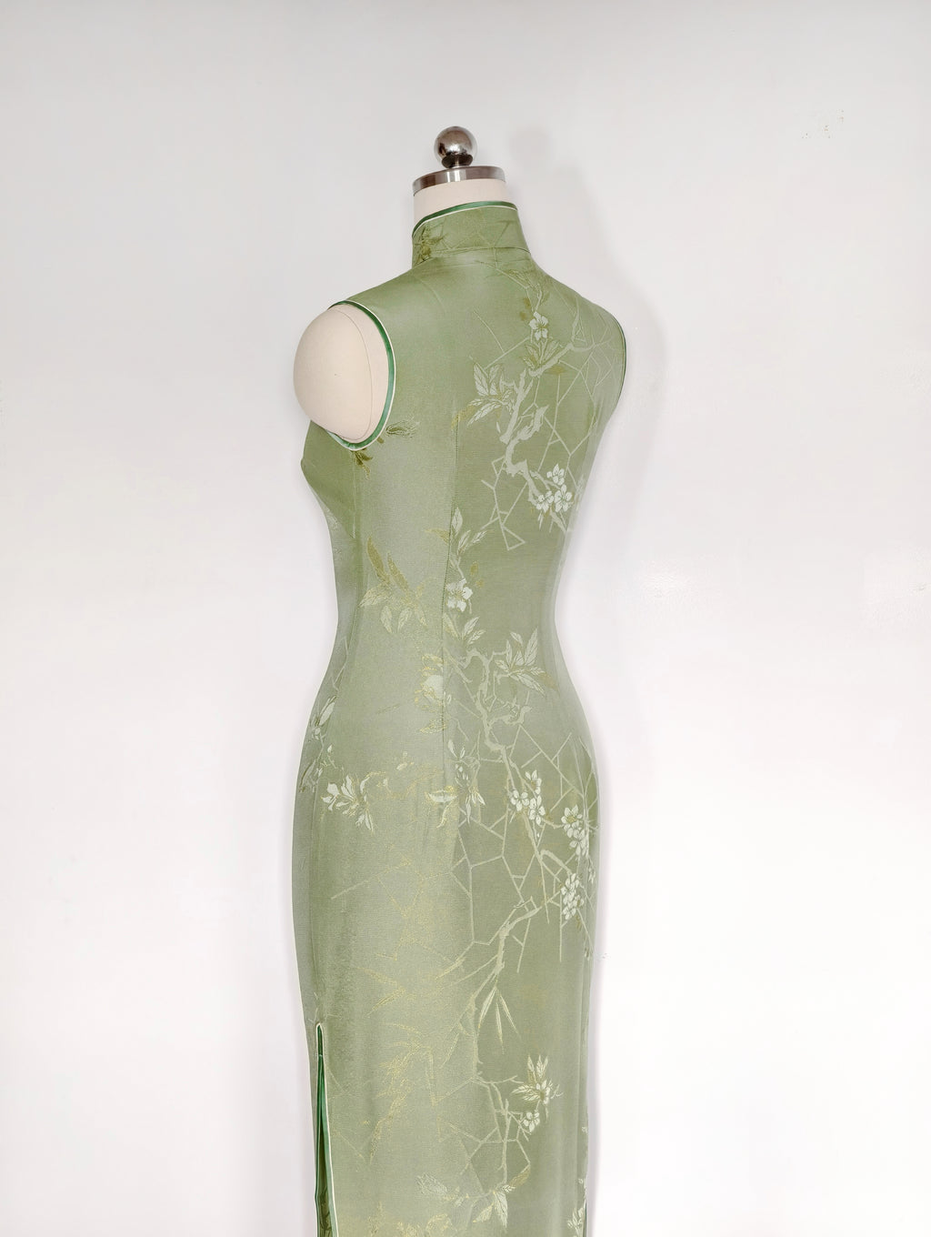 Qipao «Thé vert Longjing», esprit hongkongais des années 60