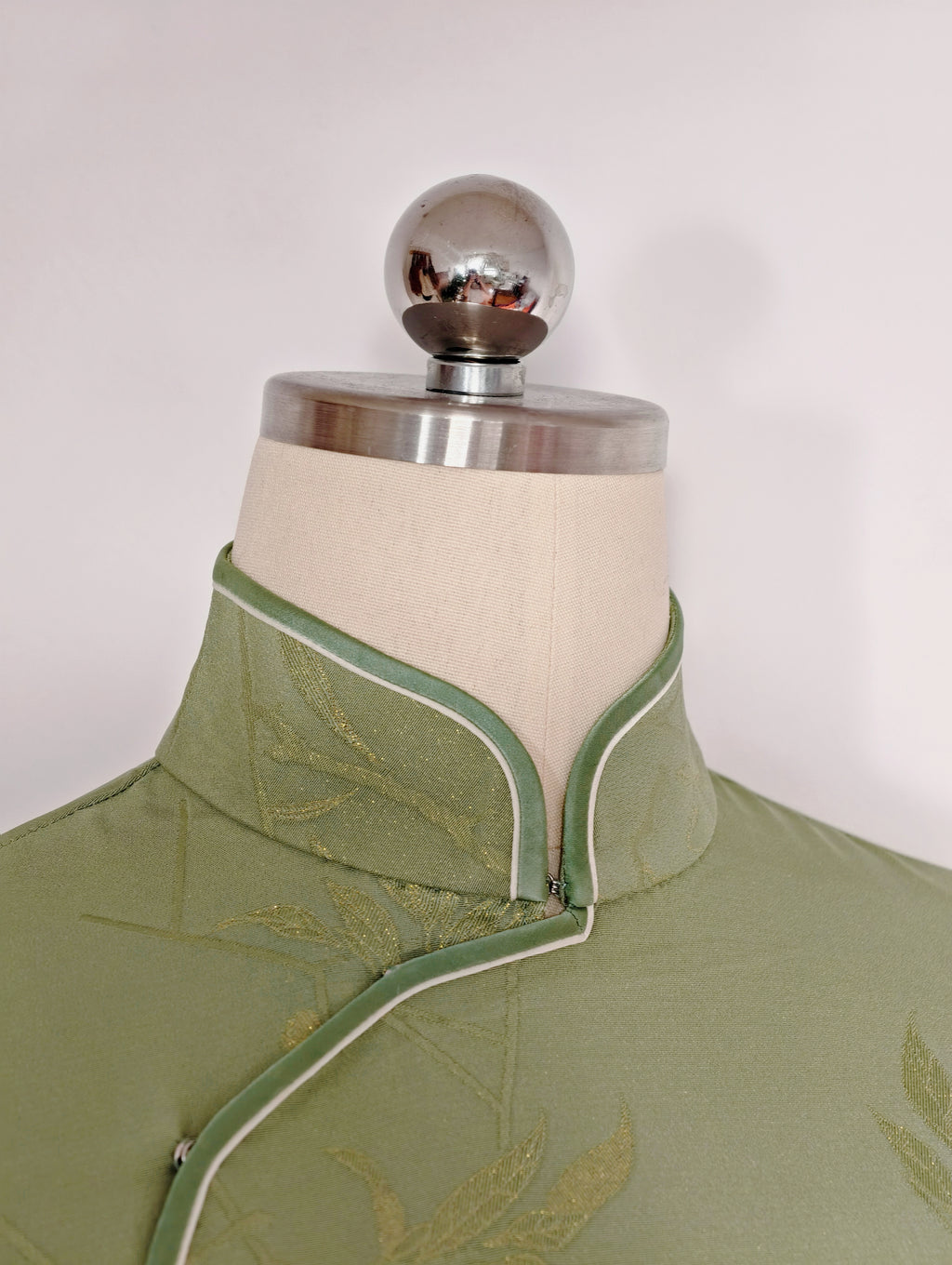 Qipao «Thé vert Longjing», esprit hongkongais des années 60