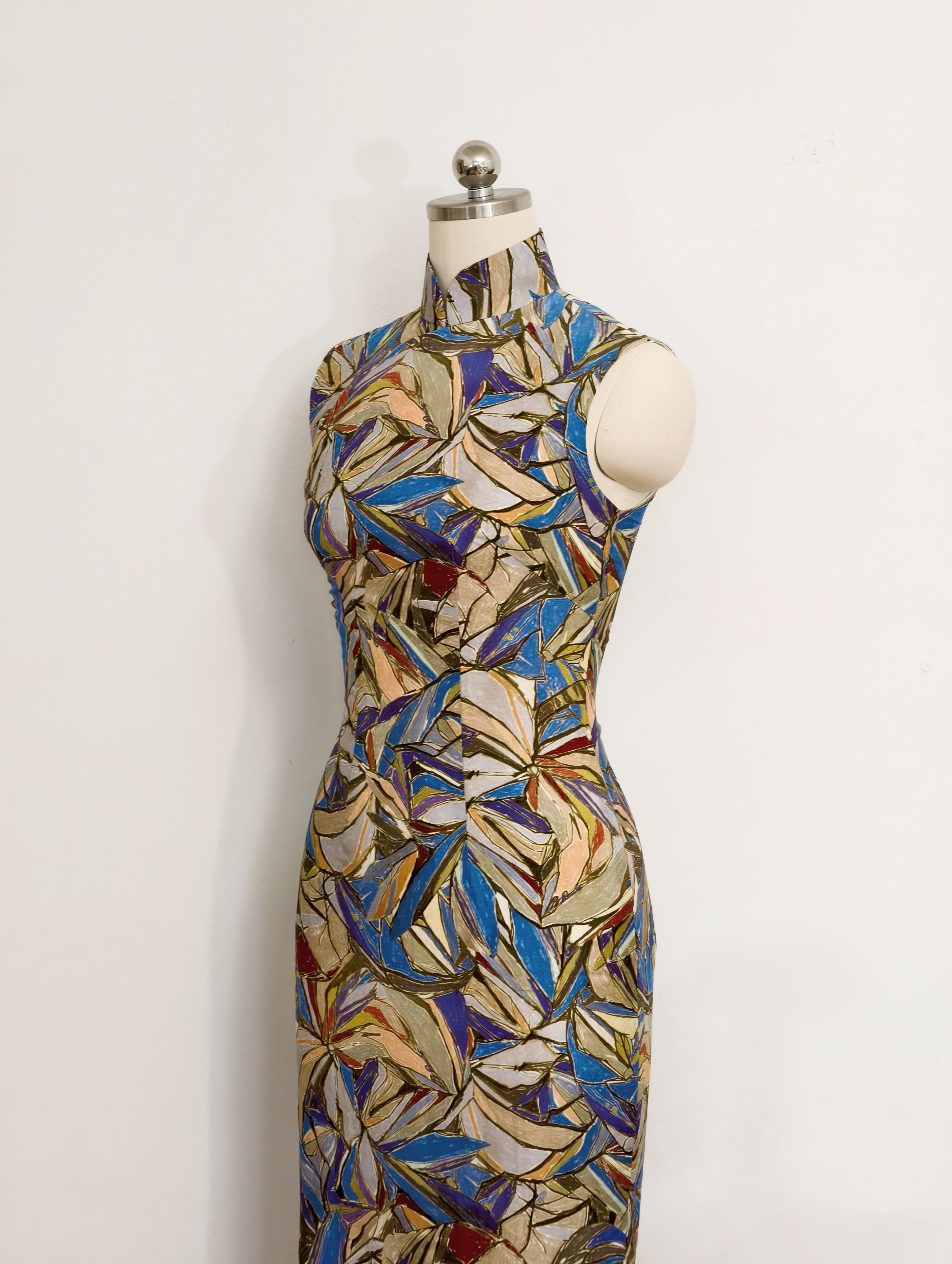 Qipao « Avril Méditerranné », esprit hongkongais des années 60