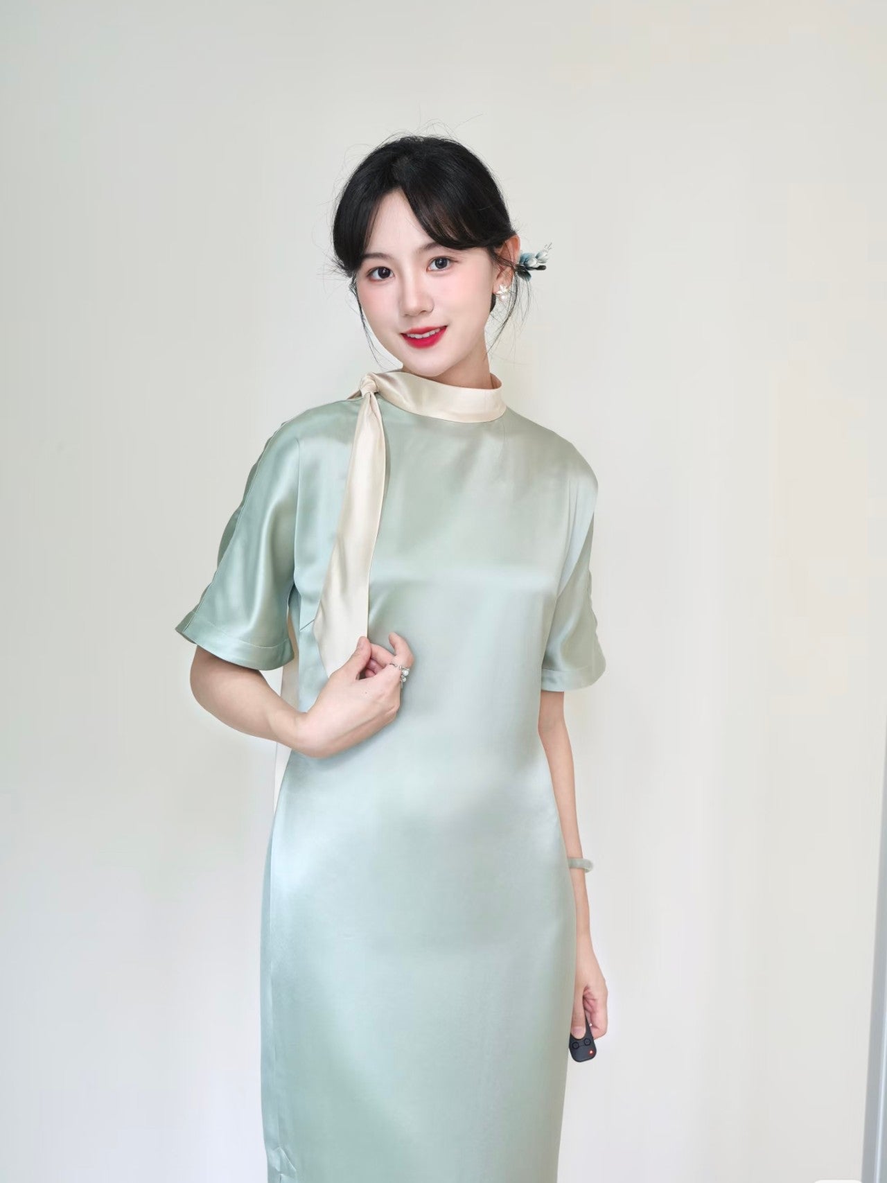 Qipao《 Écoute le chant du vent 》, qipao moderne revisité avec foulard