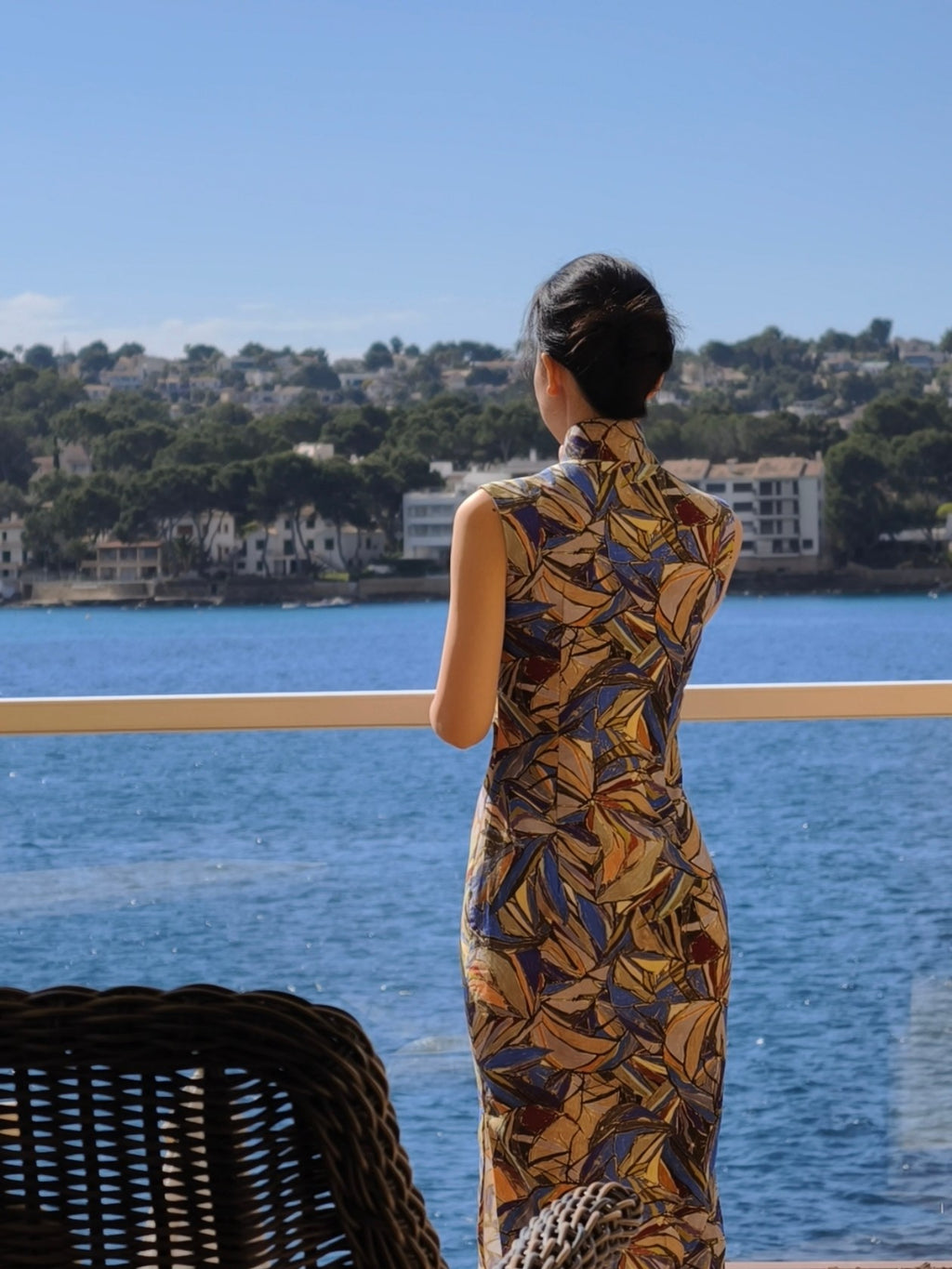 Qipao « Avril Méditerranné », esprit hongkongais des années 60