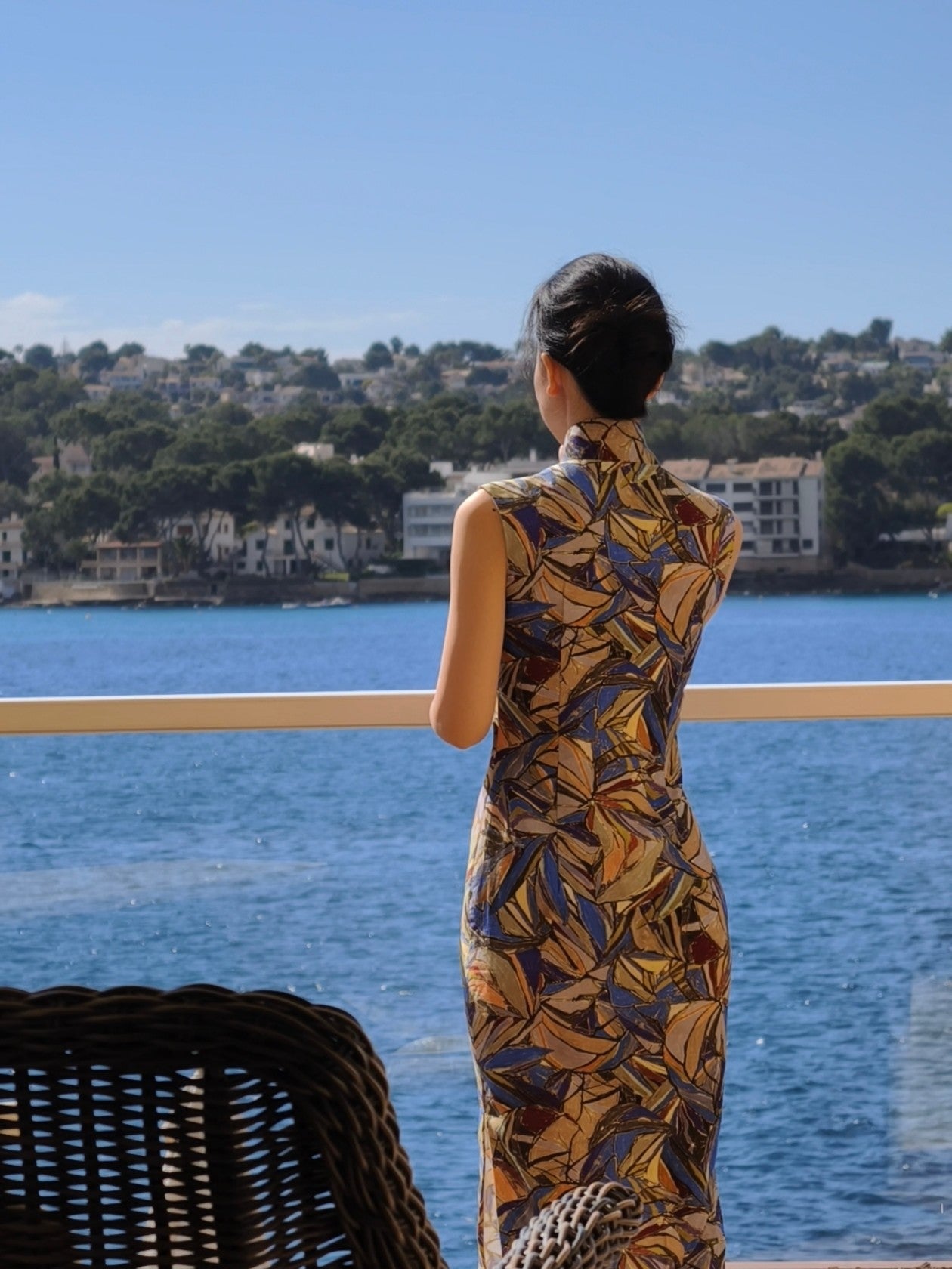 Qipao « Avril Méditerranné », esprit hongkongais des années 60