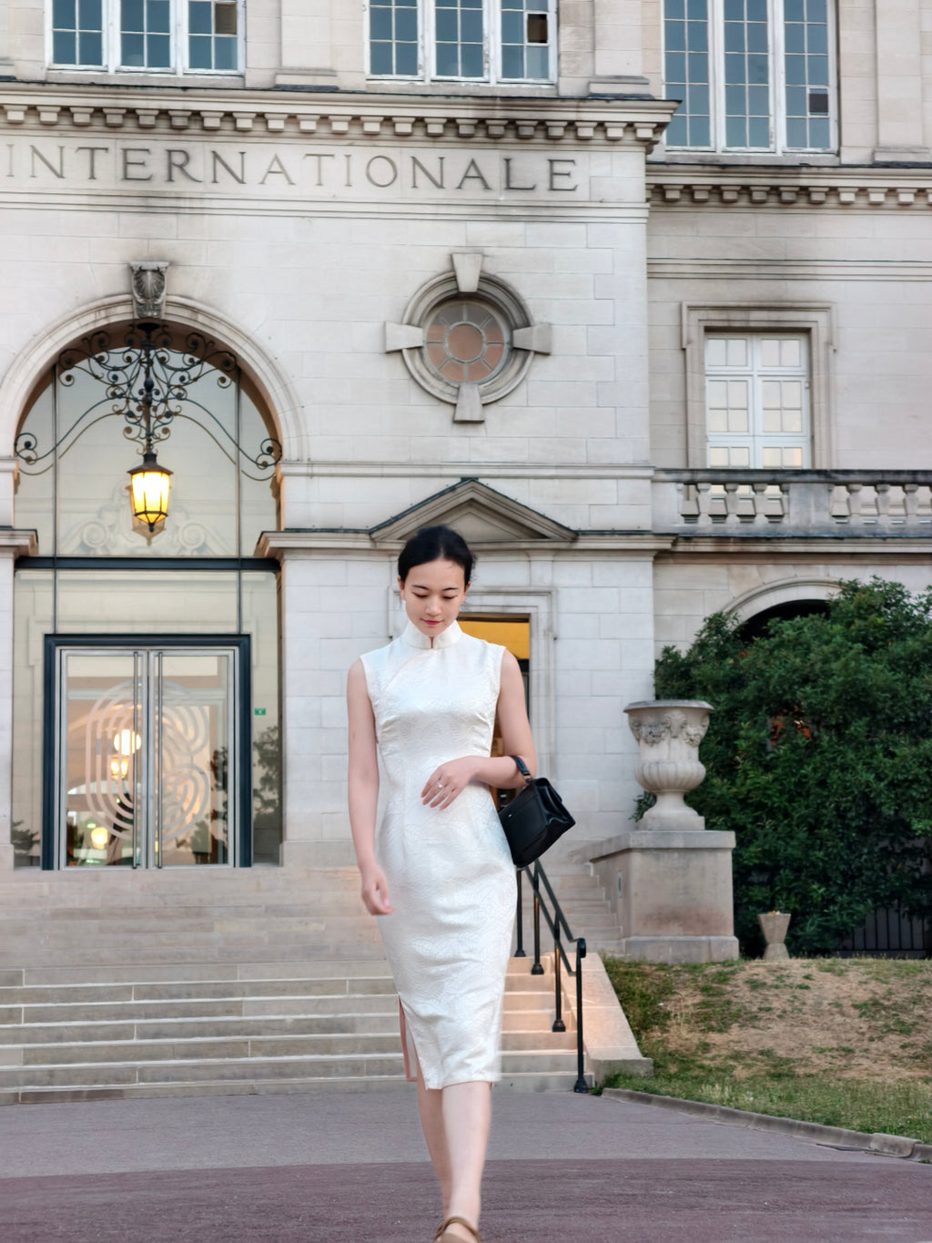 Qipao « Nuages blancs sur feuillage » , esprit hongkongais des années 60
