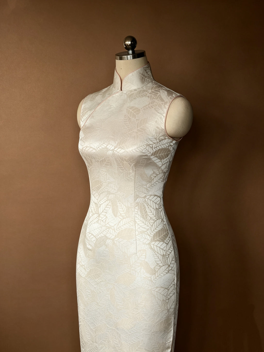 Qipao « Nuages blancs sur feuillage » , esprit hongkongais des années 60