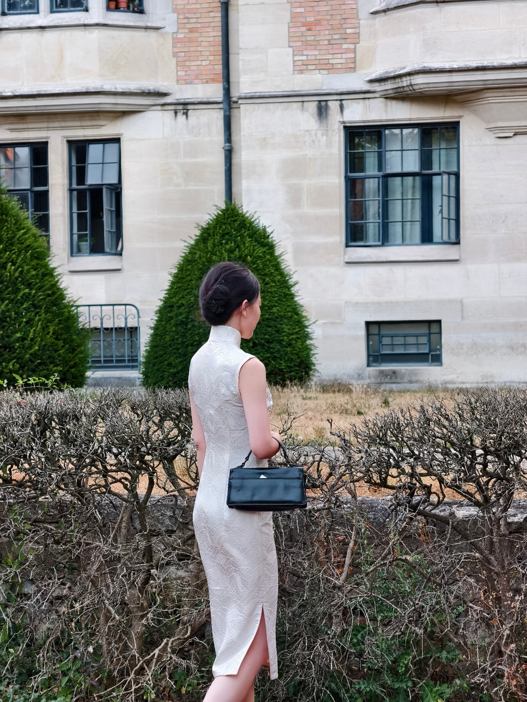 Qipao « Nuages blancs sur feuillage » , esprit hongkongais des années 60