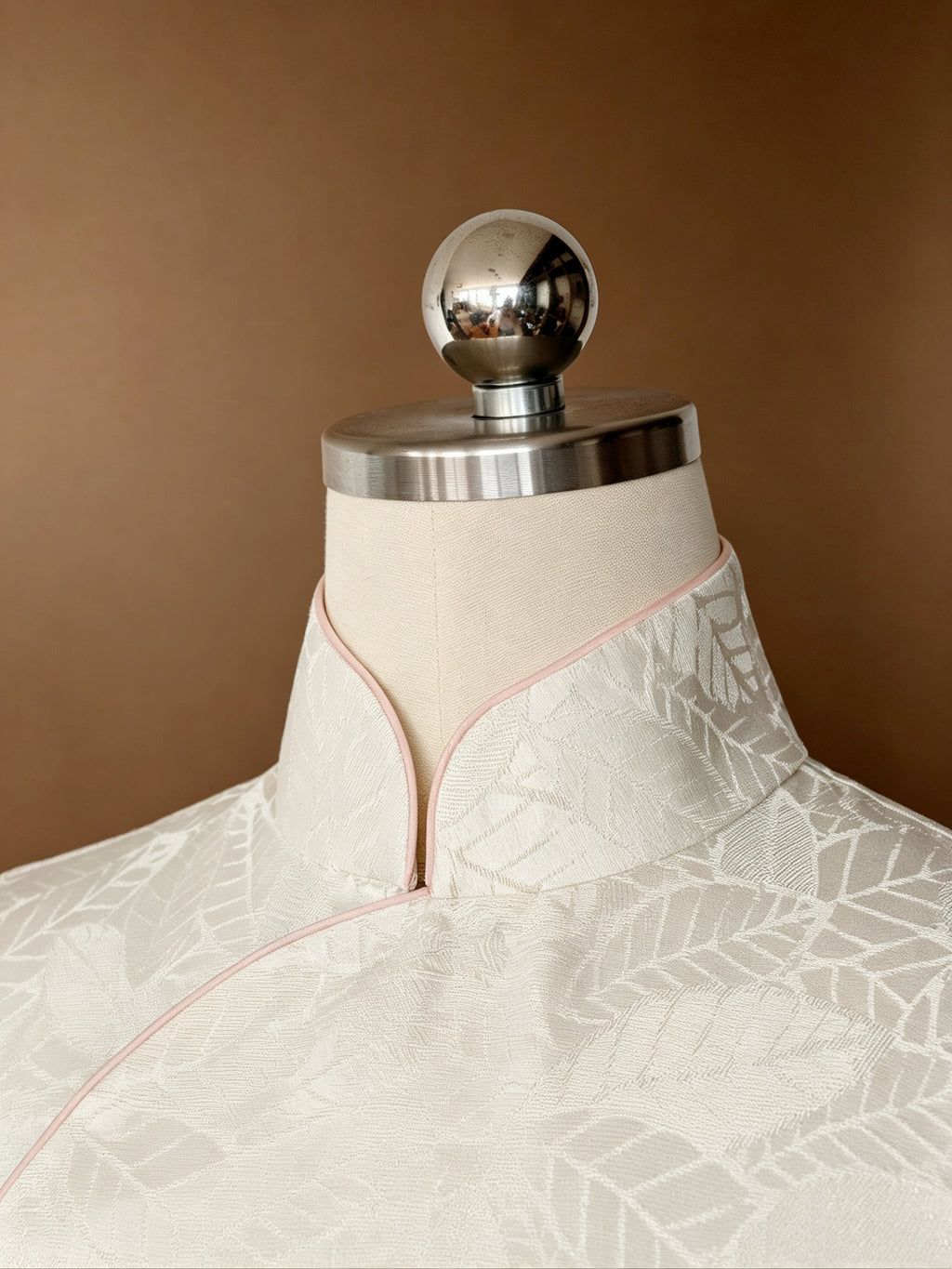 Qipao « Nuages blancs sur feuillage » , esprit hongkongais des années 60