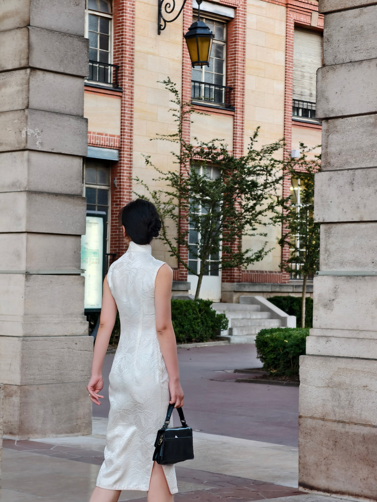 Qipao « Nuages blancs sur feuillage » , esprit hongkongais des années 60