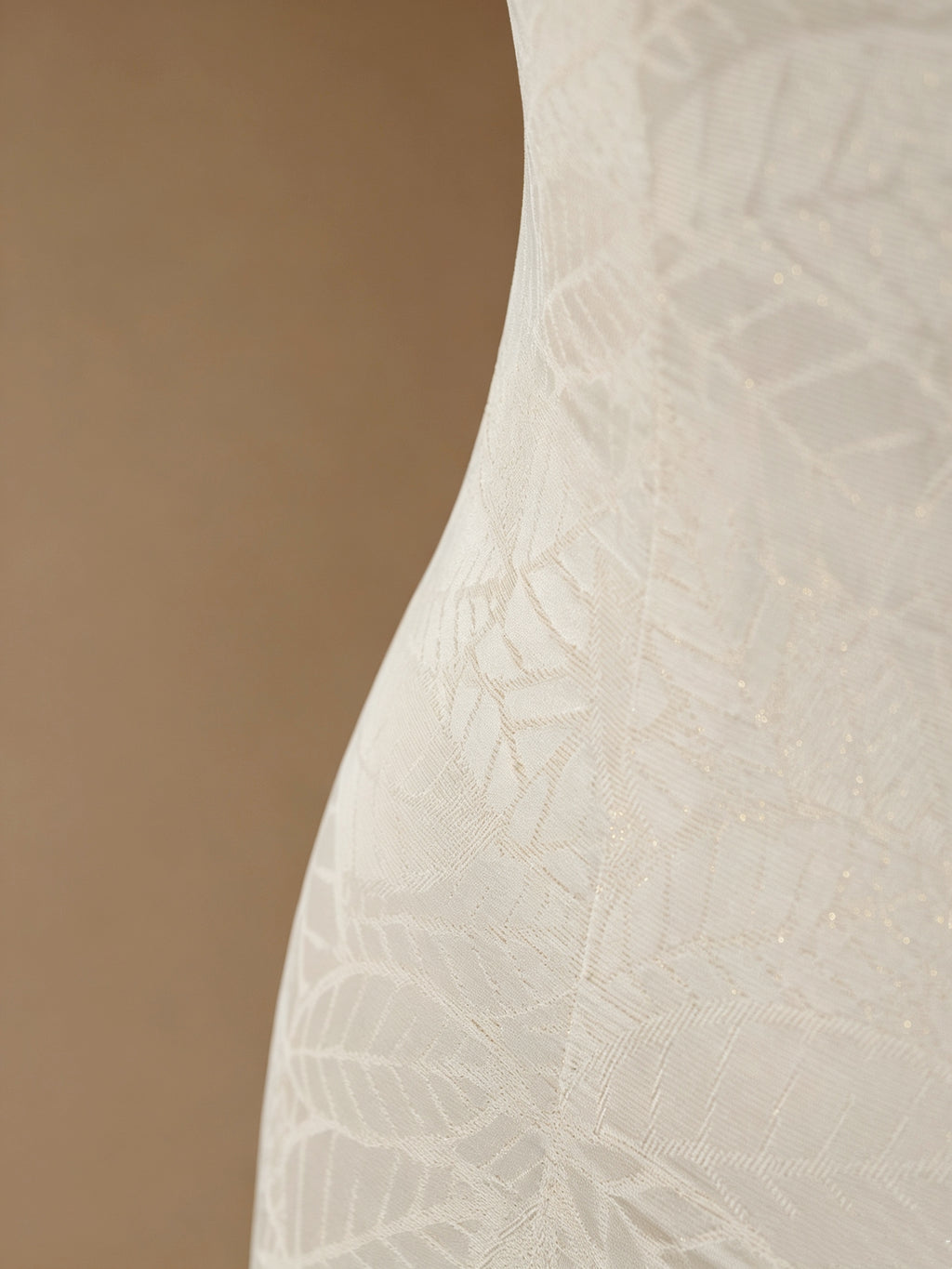 Qipao « Nuages blancs sur feuillage » , esprit hongkongais des années 60
